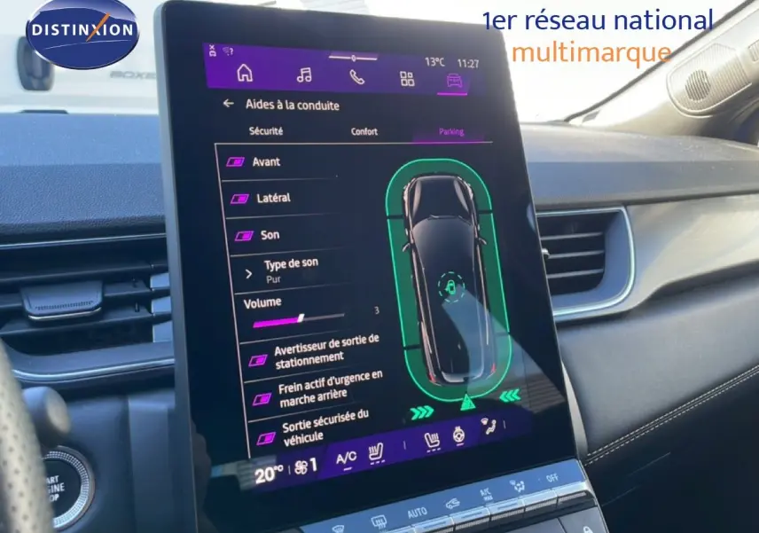 Vue rapprochée de l’écran tactile central du Renault Symbioz bleu Iron Metal, affichant les aides à la conduite en mode parking.