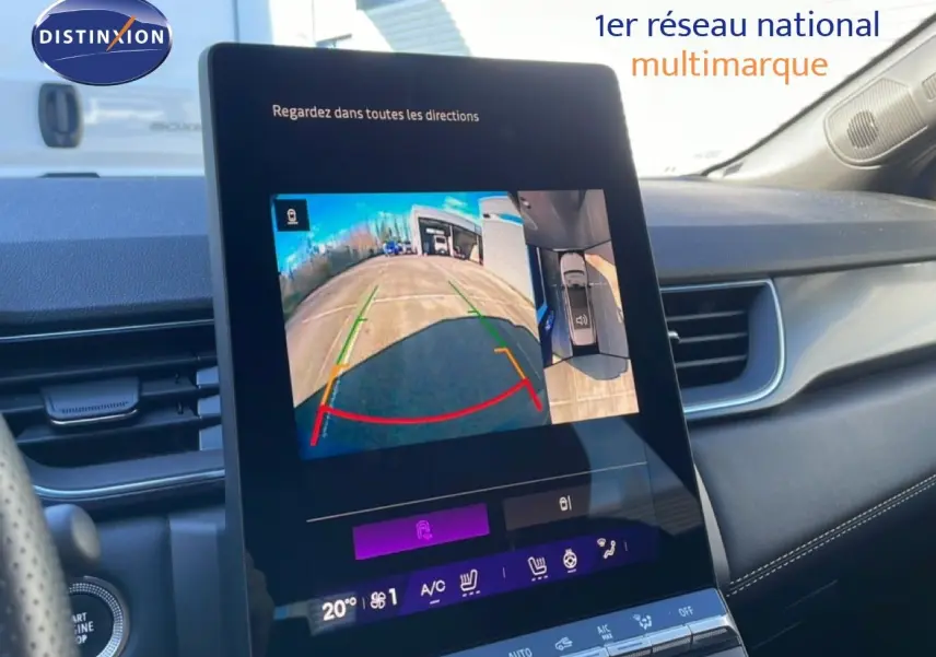 Écran central tactile affichant la caméra de recul et vue à 360° dans l’habitacle d’une Renault Symbioz bleu iron metal.