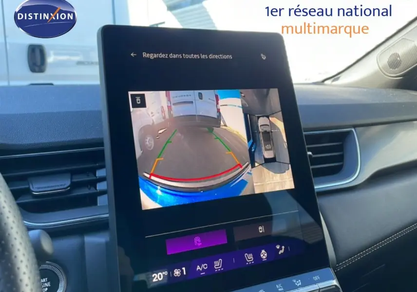 Écran central tactile montrant la caméra de recul avec vue arrière sur la carrosserie bleu iron metal du Renault Symbioz.