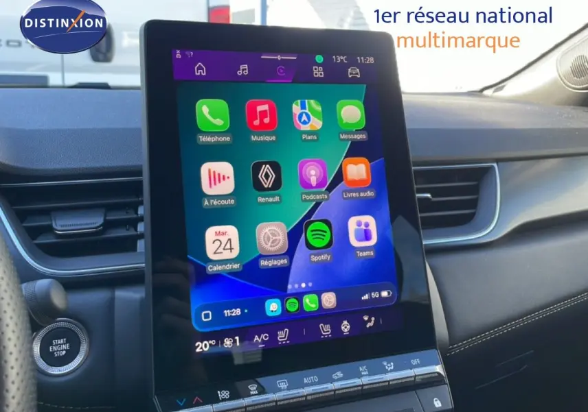 Vue rapprochée de l’écran tactile central du Renault Symbioz 2025, affichant des applications colorées sur fond bleu.