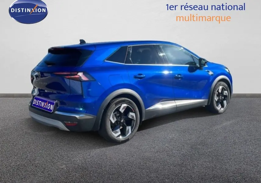 Vue 3/4 arrière droite d'un Renault Symbioz 2025 bleu iron metal avec jantes noires et détails argentés.