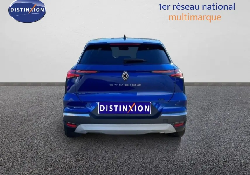 Vue arrière d’un Renault Symbioz 2025 bleu Iron Metal avec feux LED et logo central distinctif.