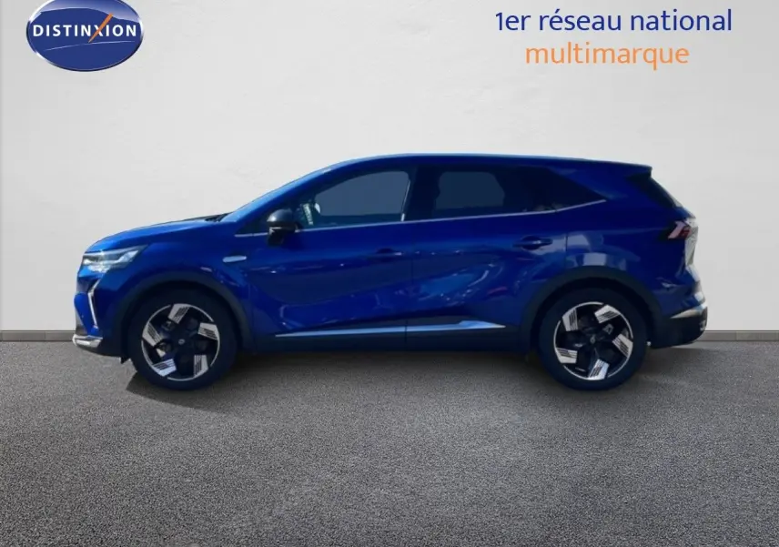 Profil droit du Renault Symbioz 2025 bleu iron metal avec jantes bi-ton et lignes sculptées sur la carrosserie.