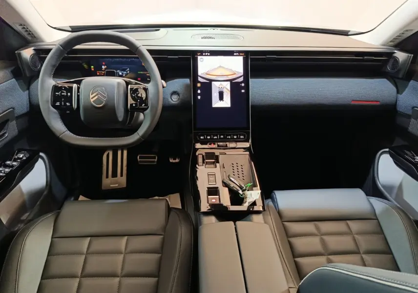 Vue intérieure avant de la Citroën C5 Hybride 2026, avec tableau de bord numérique et écran tactile central vertical.
