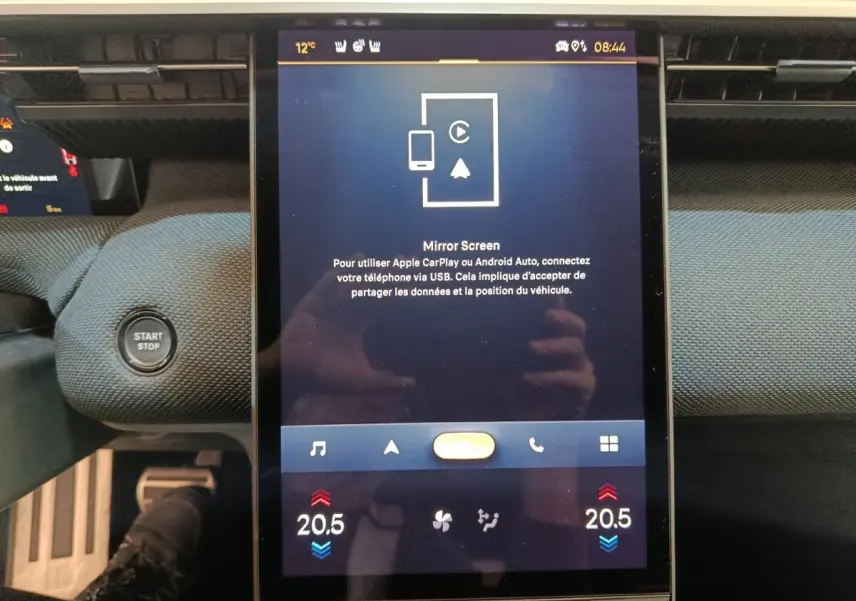 Écran tactile central de 33 cm dans l’habitacle du Citroën C5 Hybride noir, avec bouton démarrage visible à gauche.