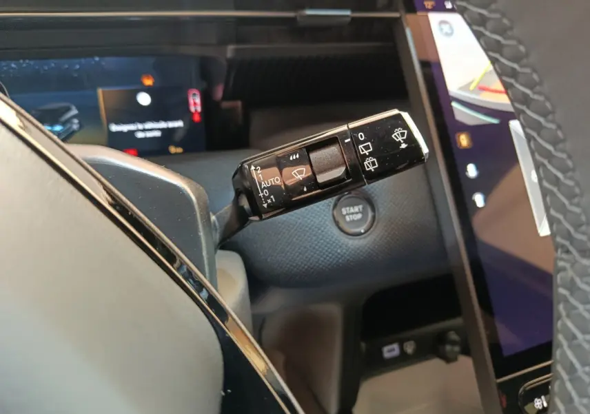 Gros plan sur la commande d’essuie-glace côté gauche du volant dans l’habitacle noir du Citroën C5 Hybride 2026.