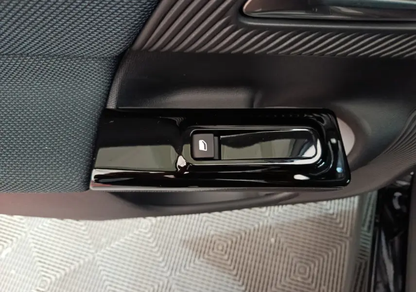 Gros plan sur la commande de verrouillage de porte noire intégrée à la garniture intérieure côté conducteur du Citroën C5 Hybride.