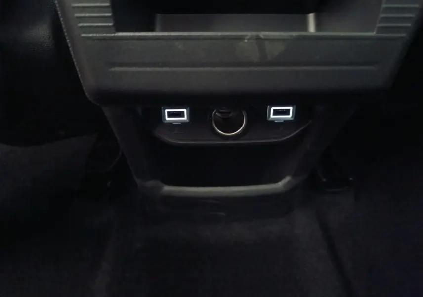 Prise USB double et allume-cigare au bas de la console centrale arrière d’une Citroën C5 Hybride noire.