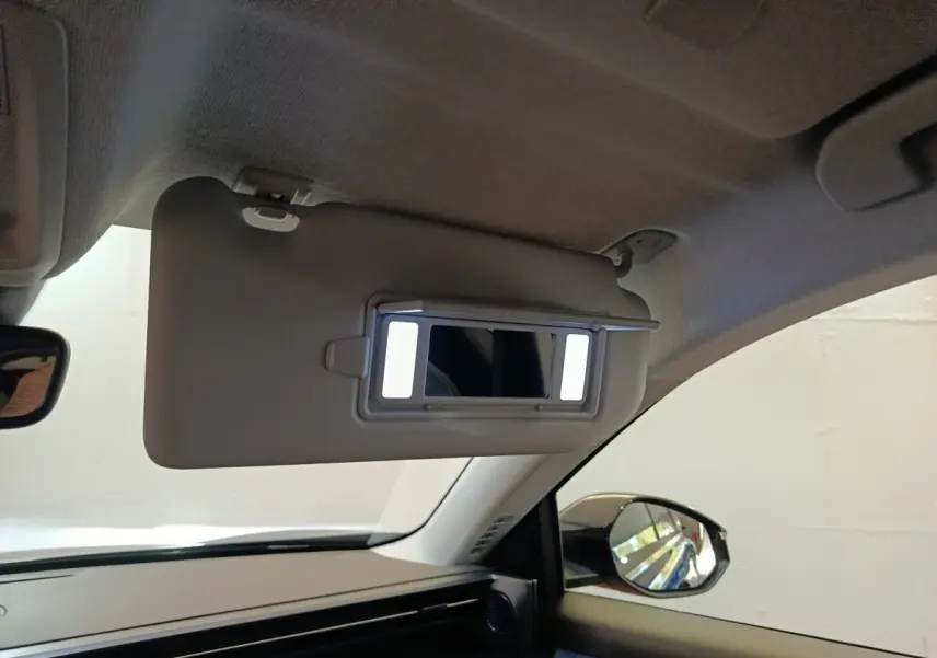 Détail intérieur du pare-soleil côté gauche avec miroir éclairé dans une Citroën C5 Hybride noire.