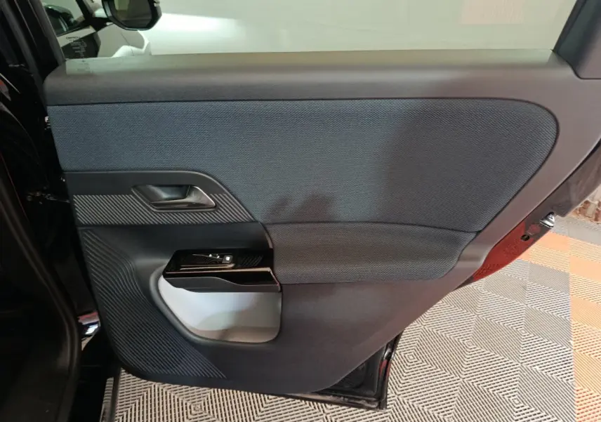 Porte arrière gauche noire de Citroën C5 Hybride 2026 avec habillage tissu et commandes de vitre intégrées.