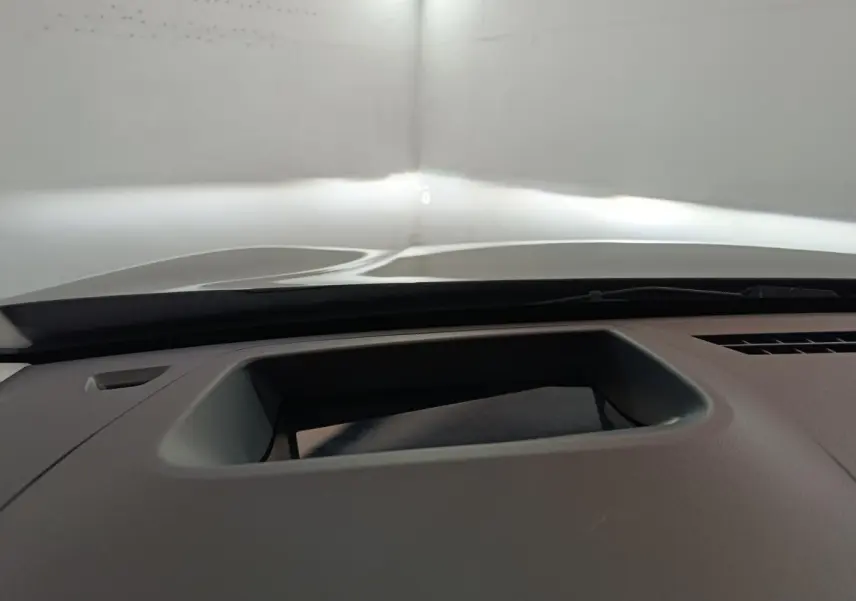 Vue rapprochée du tableau de bord gris clair de la Citroën C5 Hybride 2026, sans affichage visible.