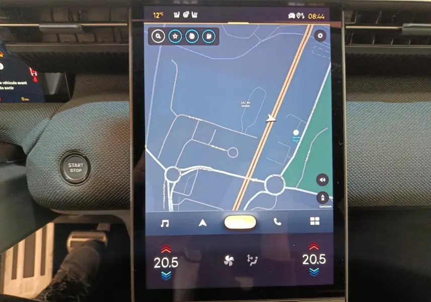 Écran tactile central affichant la navigation dans l’habitacle noir du Citroën C5 Hybride 2026, bouton Start/Stop visible à gauche.