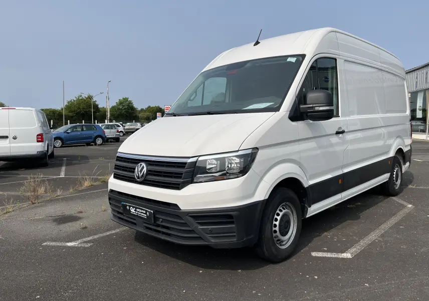Vue 3/4 avant droite d’un Volkswagen Crafter fourgon blanc de 2019 avec calandre noire et jantes acier.