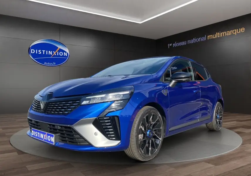 Renault Clio V TCE 90 Esprit Alpine bleu Iron vue 3/4 avant avec jantes noires et détails argentés.