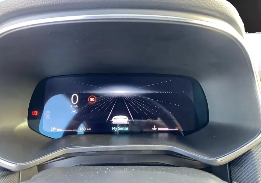 Affichage numérique du tableau de bord de la Renault Clio V TCE 90 Esprit Alpine en bleu Iron, montrant la vitesse à 0 km/h.