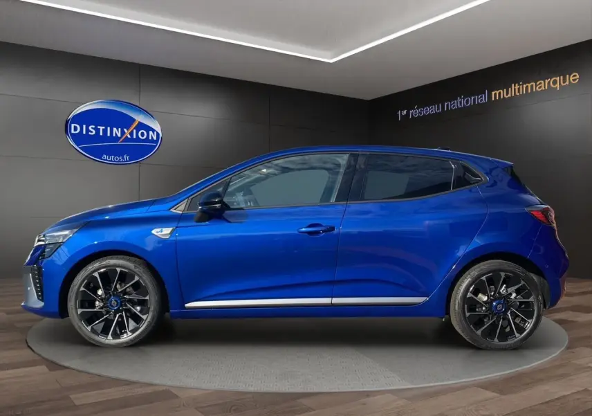 Profil latéral droit de la Renault Clio V TCE 90 Esprit Alpine bleu Iron avec jantes noires et détails chromés.