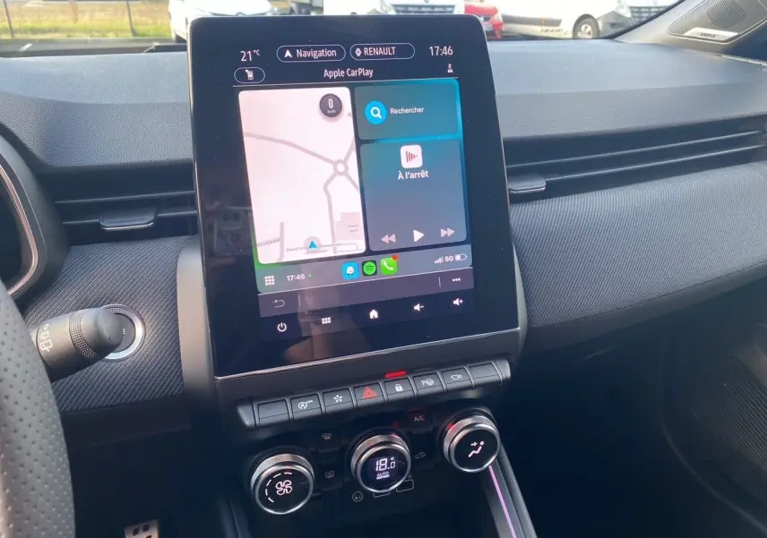 Vue intérieure du tableau de bord de la Renault Clio V TCE 90 Esprit Alpine avec écran tactile et commandes de climatisation.