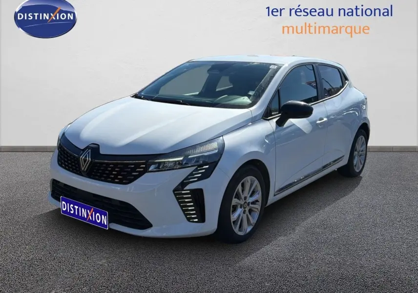 Renault Clio blanche vue 3/4 avant droit, avec calandre noire et feux LED distinctifs, sur fond neutre.