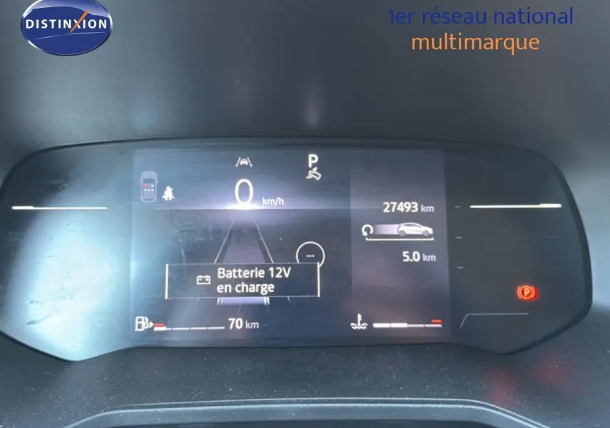 Tableau de bord numérique de Renault Clio 2025 affichant vitesse, autonomie et batterie en charge.
