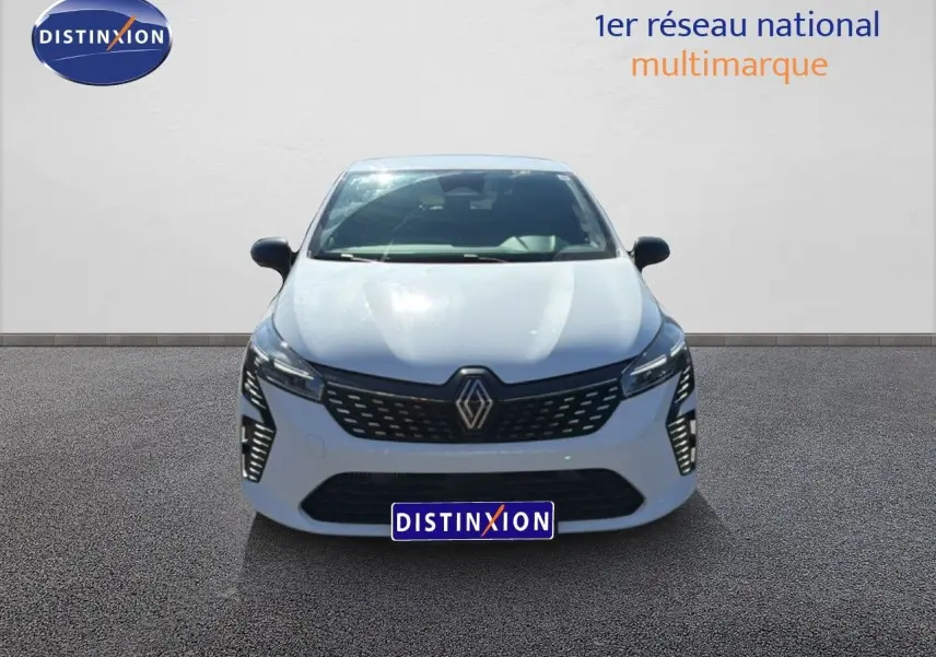 Vue avant d'une Renault Clio blanche 2025 avec calandre noire et feux LED verticaux allumés.