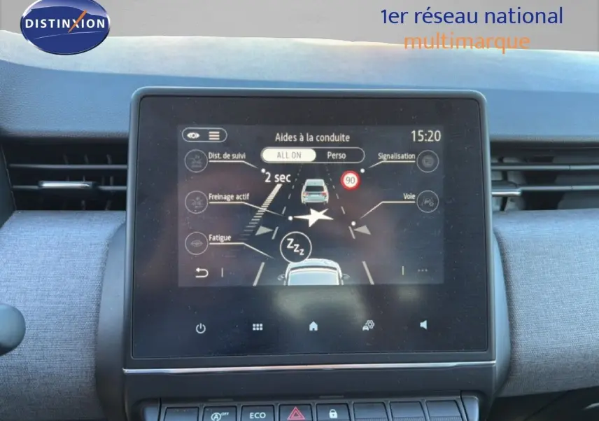 Écran tactile central du tableau de bord de la Renault Clio blanche 2025, affichant les aides à la conduite.