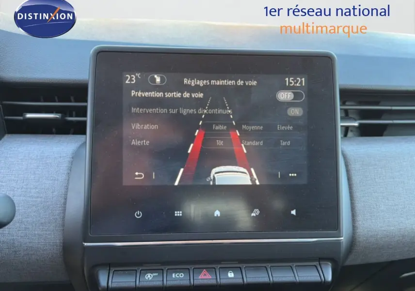 Écran tactile central de la Renault Clio blanche 2025 montrant les réglages du maintien de voie.