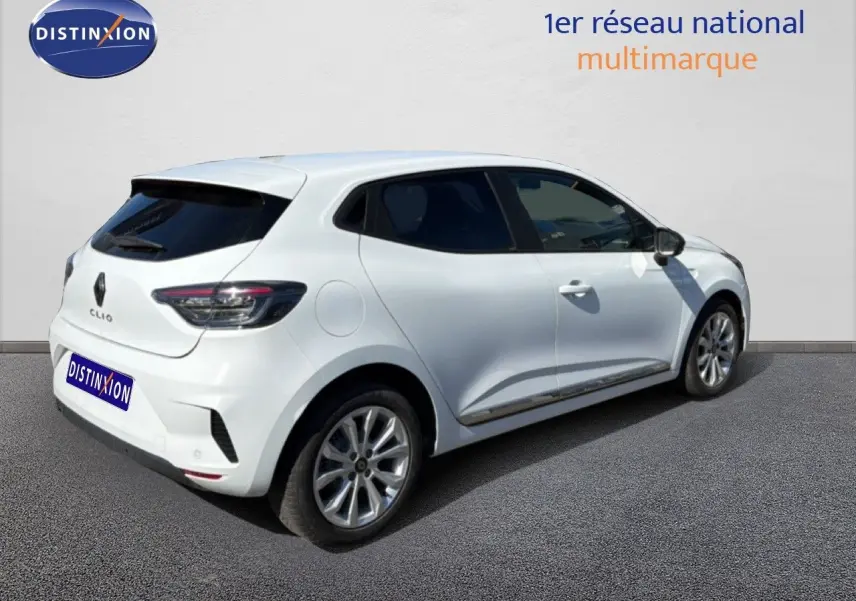 Renault Clio blanche vue 3/4 arrière droit, avec jantes alliage et vitres teintées, sur fond neutre extérieur.