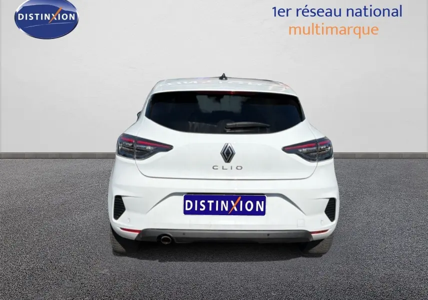 Vue arrière d'une Renault Clio blanche 2025 avec feux LED et logo distinctif sur fond neutre.