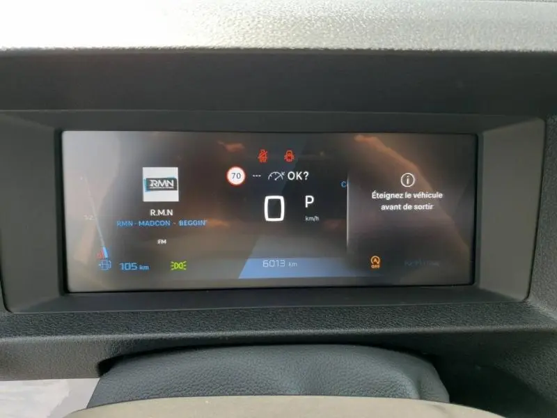 Tableau de bord numérique du Peugeot Expert Fourgon blanc, affichant la vitesse, la radio et alertes de sécurité.