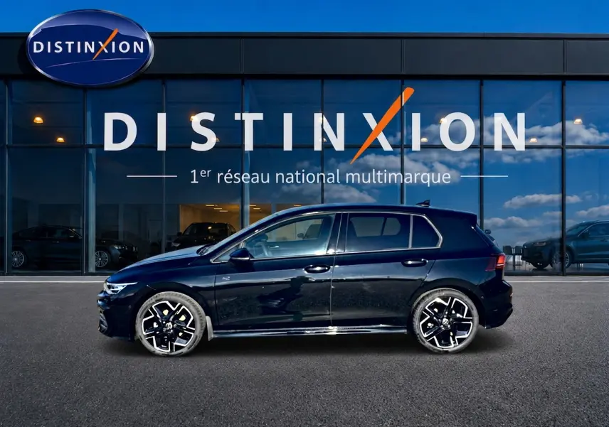 Volkswagen Golf 1.5 etsi evo2 150 R-Line noire vue profil côté gauche devant vitrine Distinxion.