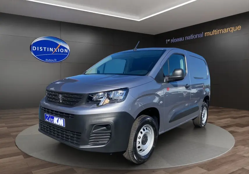 Peugeot Partner Fourgon Dangel 4x4 gris Artense, vue 3/4 avant droite avec jantes tôles et calandre noire.