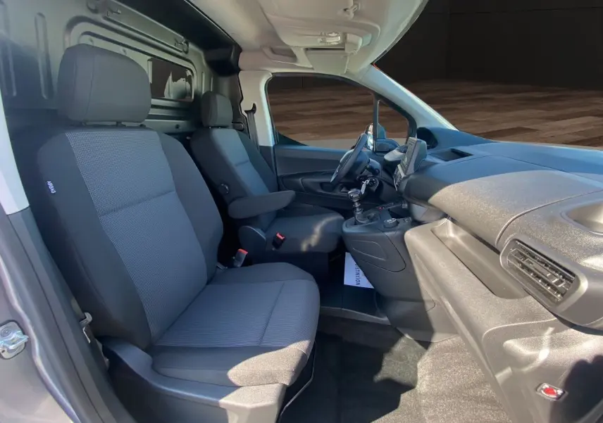 Intérieur du Peugeot Partner Fourgon Dangel 4x4 2025 vu côté droit, sièges tissus noirs et tableau de bord gris.