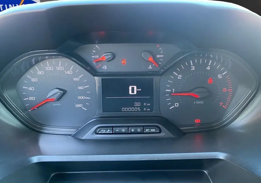 Vue rapprochée du tableau de bord du Peugeot Partner Fourgon Dangel 4x4 2025 avec compteur digital et compte-tours analogique.