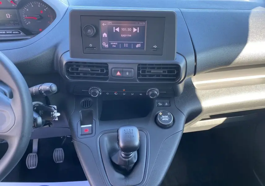 Vue rapprochée du tableau de bord et levier de vitesses manuel du Peugeot Partner Fourgon Dangel 4x4 2025.