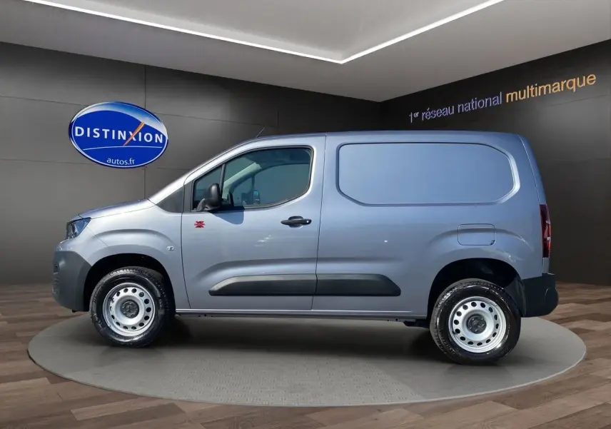 Profil latéral droit du Peugeot Partner Fourgon Dangel 4x4 2025 en gris Artense métallisé avec jantes tôles et logo Dangel sur la porte.