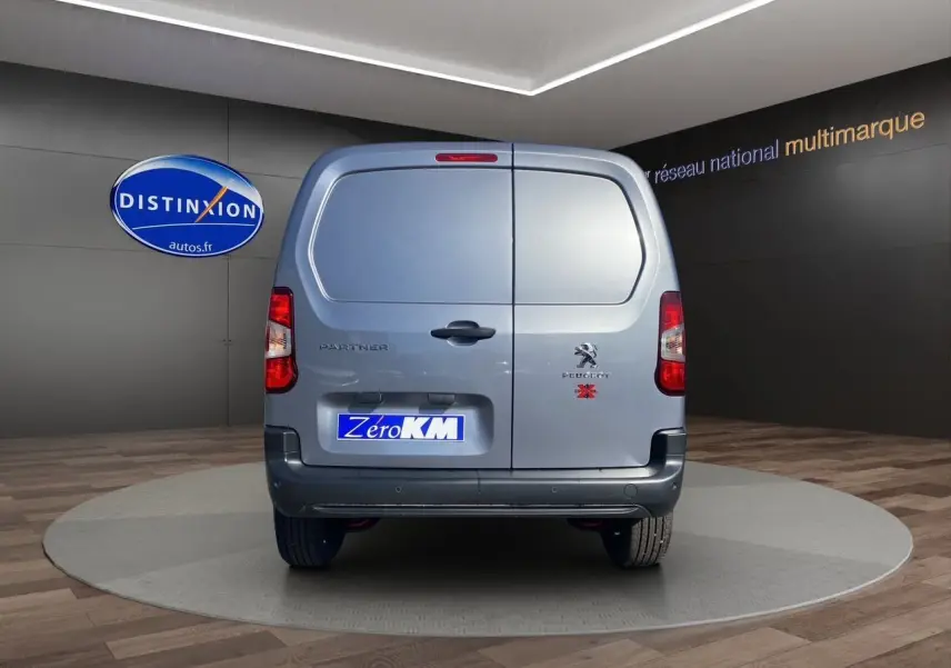 Vue arrière du Peugeot Partner Fourgon Dangel 4x4 gris Artense métallisé avec portes battantes fermées.
