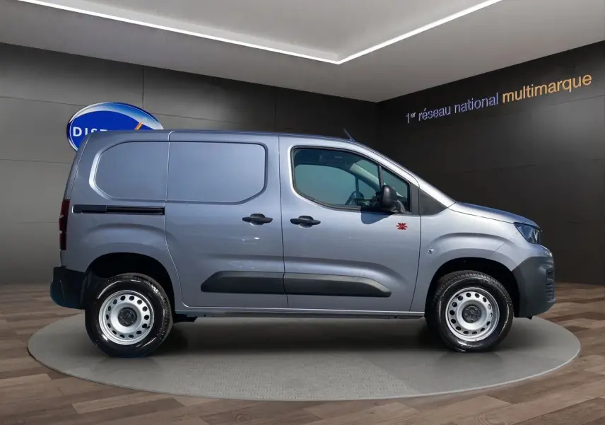 Profil droit du Peugeot Partner Fourgon Dangel 4x4 2025 en gris Artense métallisé avec roues tôles et portes coulissantes.