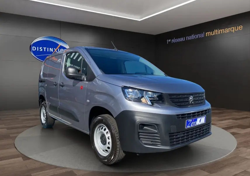 Vue 3/4 avant droite du Peugeot Partner Fourgon Dangel 4x4 gris Artense métallisé avec jantes tôles et pare-chocs noirs.