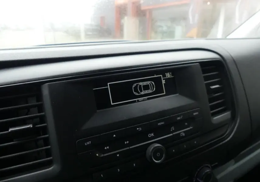 Tableau de bord du Peugeot Expert Fourgon 2019 avec écran central affichant l'aide au stationnement.