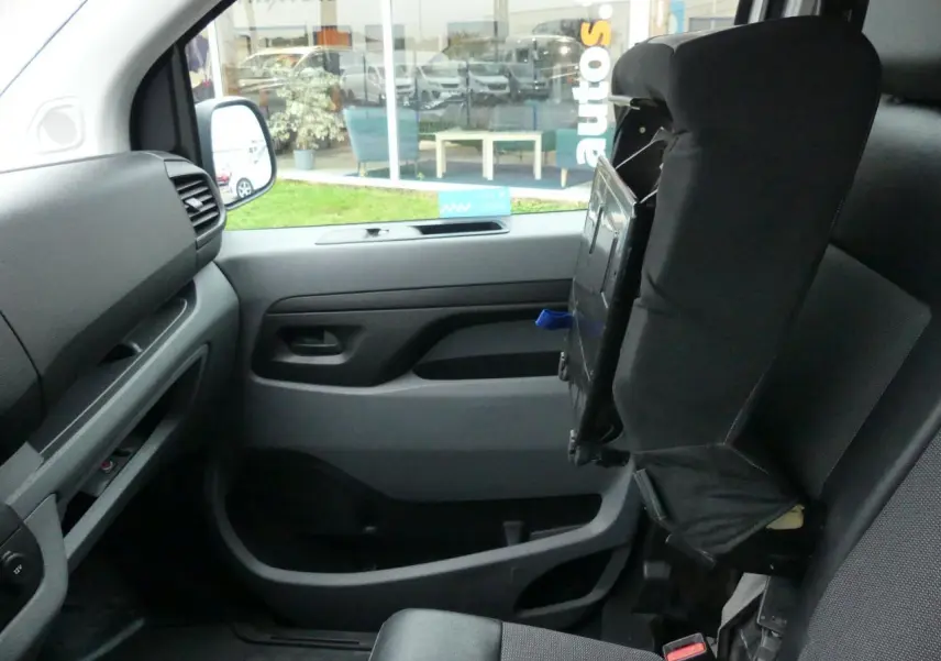 Intérieur côté passager du Peugeot Expert Fourgon blanc 2019, siège avant relevé et planche de bord grise.