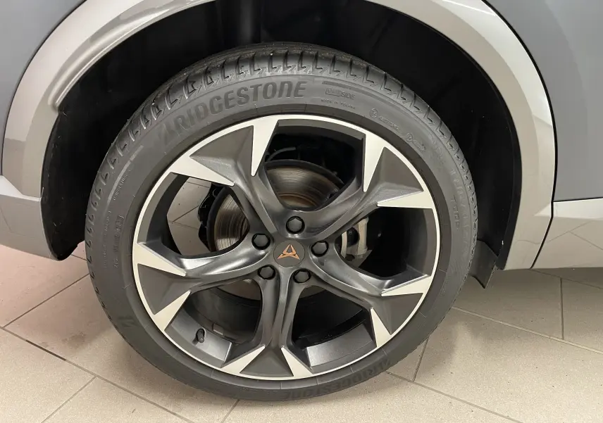 Gros plan sur la roue avant droite du CUPRA Formentor gris magnétique mat avec jante alliage au design sportif.