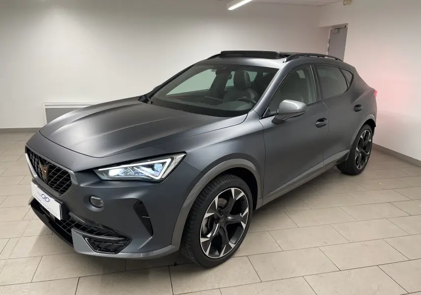 Vue 3/4 avant droite du CUPRA Formentor 1.5 TSI 150 DSG7 en gris magnétique mat avec jantes sport et toit ouvrant.