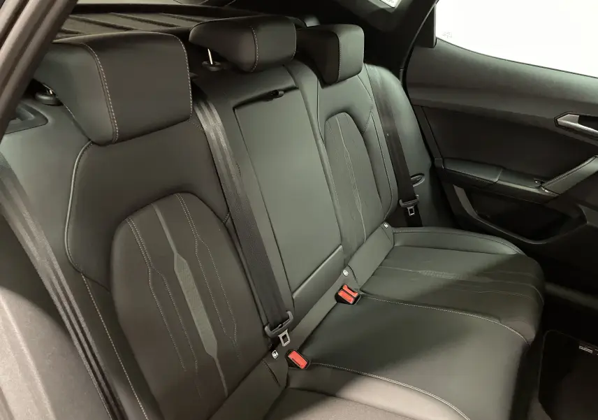 Vue intérieure côté droit des sièges arrière en cuir noir avec surpiqûres contrastées du CUPRA Formentor 1.5 TSI 2023