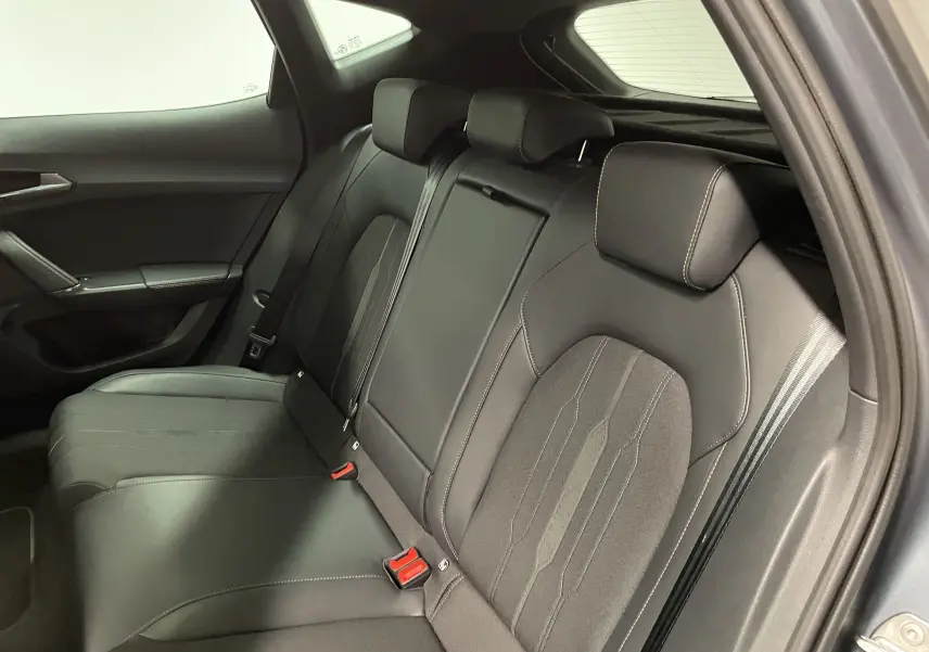 Vue intérieure du siège arrière droit du CUPRA Formentor 1.5 TSI 150 DSG7 VZ-LINE 2023 avec sellerie noire et surpiqûres contrastées.