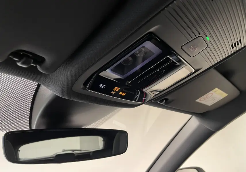 Plafonnier avec commandes éclairage et bouton SOS dans l'habitacle du CUPRA Formentor gris mat, vue intérieure avant droite.