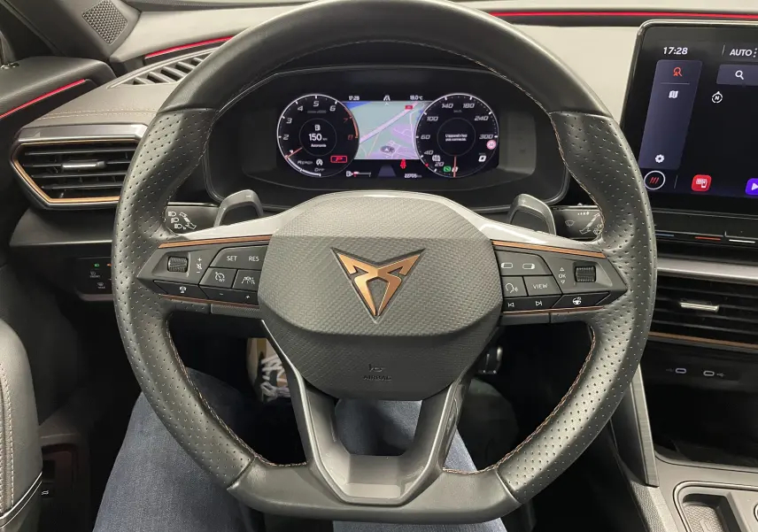 Vue rapprochée du volant perforé avec logo CUPRA cuivré et tableau de bord numérique du Formentor 1.5 TSI 2023.