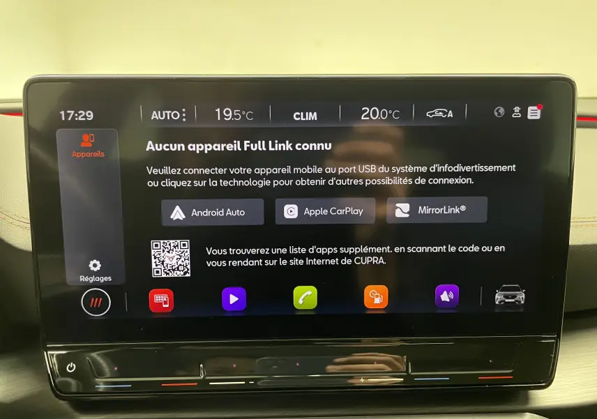 Écran tactile central du CUPRA Formentor 2023 affichant les options de connexion Android Auto, Apple CarPlay et MirrorLink.