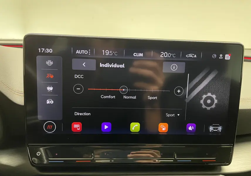 Écran tactile central du tableau de bord du CUPRA Formentor 2023 affichant les réglages de conduite en mode Individual.