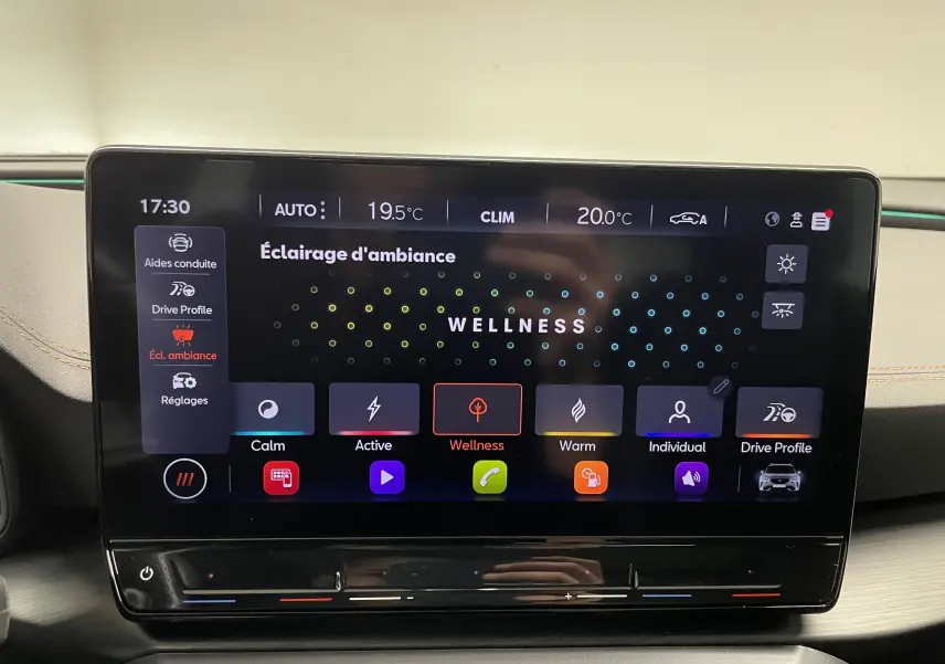 Écran tactile intérieur du CUPRA Formentor 1.5 TSI 2023 affichant les réglages d’éclairage d’ambiance Wellness.