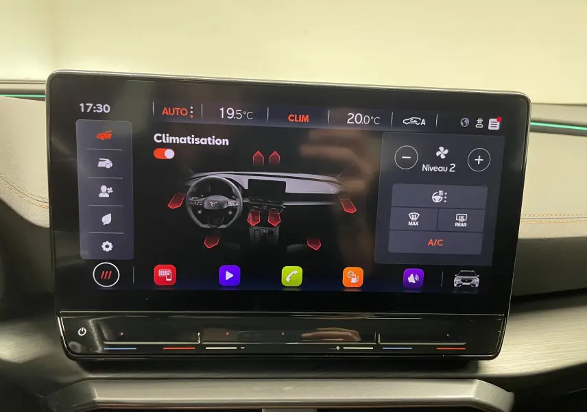 Écran tactile central du tableau de bord du CUPRA Formentor 2023 affichant le menu climatisation et ses réglages.